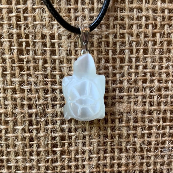 Shimmering White Cat's Eye Fiber Optic Glass Turtle Pendant Necklace Adjustable - Picture 7 of 11